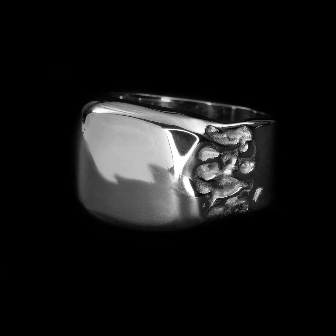 Detailing of the Molten Signet Ring by Personal Fears